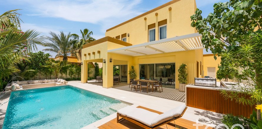 Villa de 4 dormitorios en Jumeirah Park, UAE No. 206088