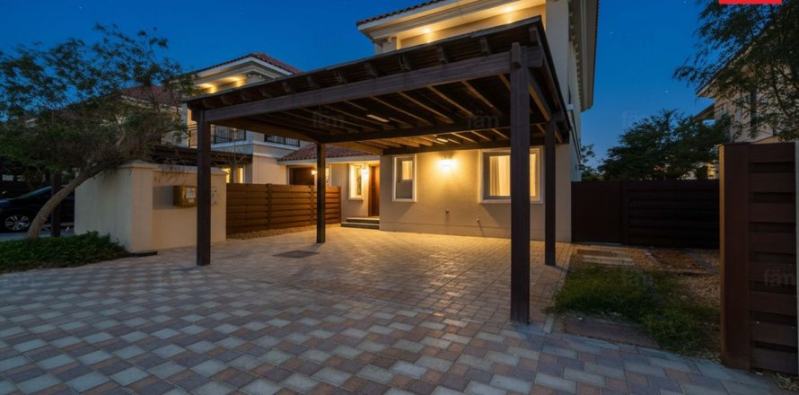 Villa de 4 chambres à Dubai, UAE No. 140498