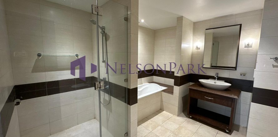 3 bedrooms Apartment in Doha, Qatar No. 58249
