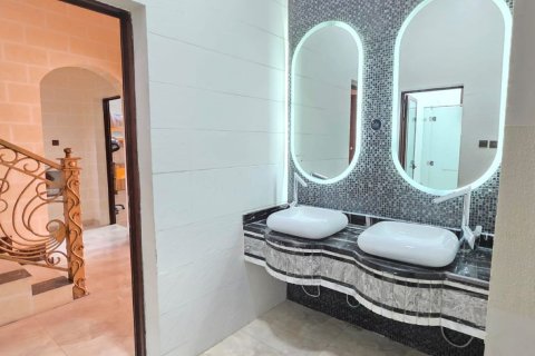 Villa de 3 dormitorios en Khuzam, UAE No. 183786 9