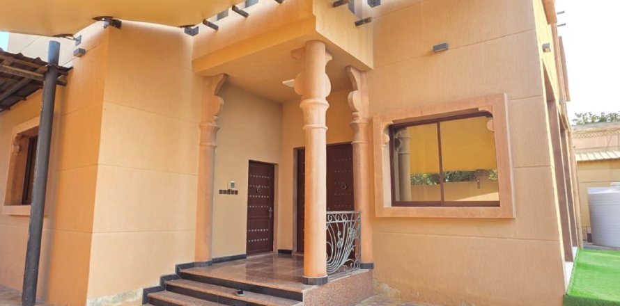 Villa de 3 dormitorios en Khuzam, UAE No. 183786
