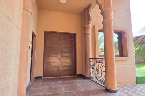 Villa de 3 dormitorios en Khuzam, UAE No. 183786 3