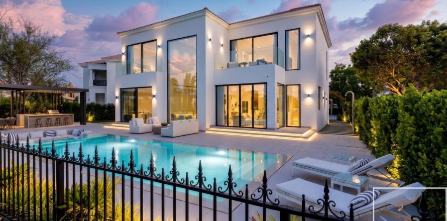 Вилла с 4 спальнями в Jumeirah Islands, ОАЭ №209113