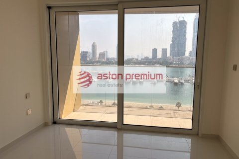 Apartment de 2 dormitorios en EMAAR Beachfront, UAE No. 135287 3