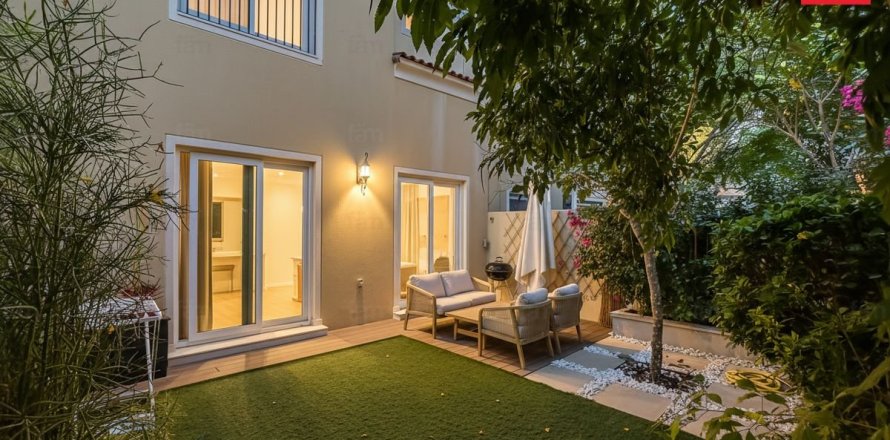 2 bedrooms Townhouse in Dubai, UAE No. 137362