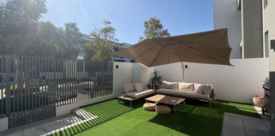 3 bedrooms Villa in Dubai, UAE No. 163242
