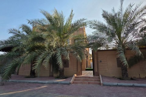 4 bedrooms Villa in Khuzam, UAE No. 183904 3