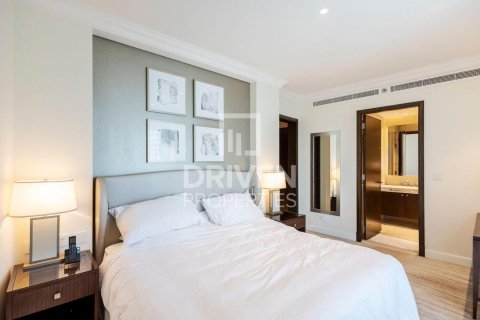 Квартира с 2 спальнями в The Address Residence Fountain Views, ОАЭ №193143 4