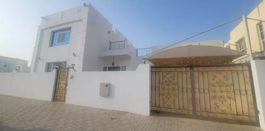 4 bedrooms Villa in Muscat, Oman No. 106730