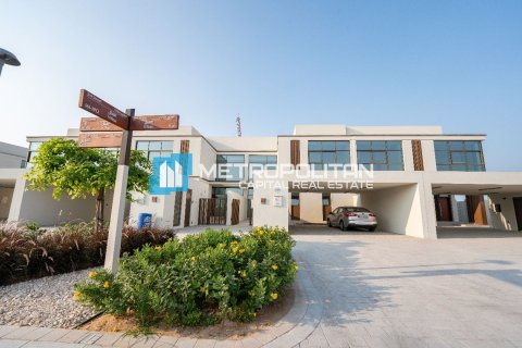 3 bedrooms Townhouse in Abu Dhabi, UAE No. 140982