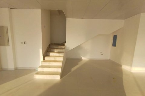 Commercial property de 399m² en Airport Road, UAE No. 79581 10