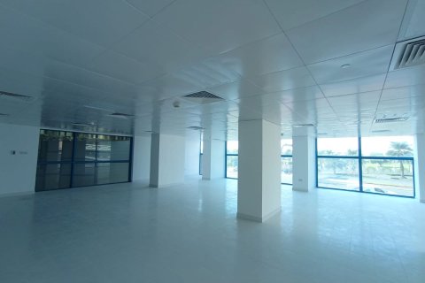 Commercial property de 399m² en Airport Road, UAE No. 79581 2