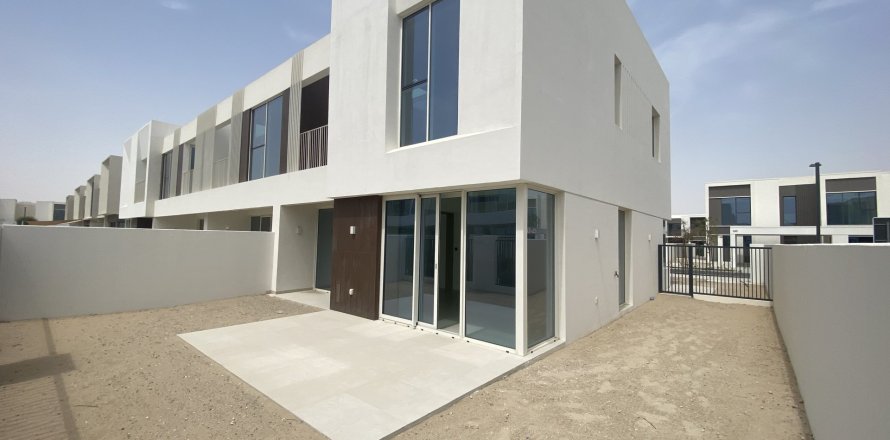 Villa de 4 dormitorios en Nara, UAE No. 173649