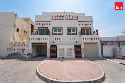 Villa de 4 chambres à Deira, UAE No. 208135