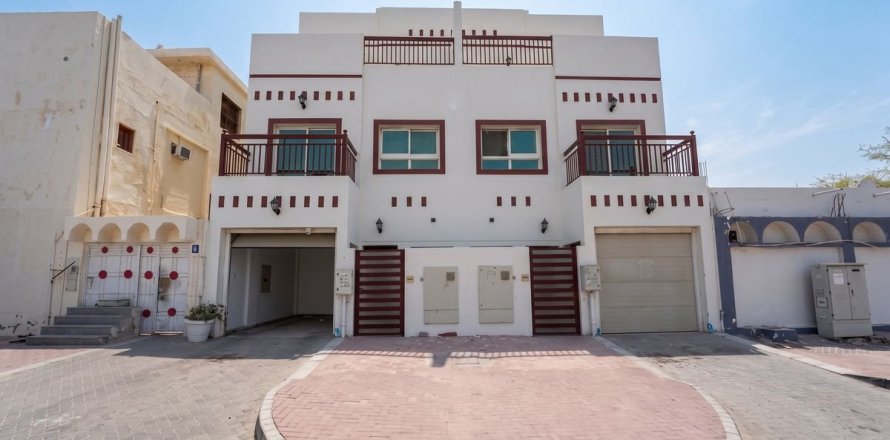 Villa de 4 chambres à Deira, UAE No. 208135