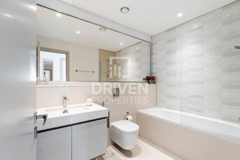Квартира с 2 спальнями в EMAAR Beachfront, ОАЭ №85274 10