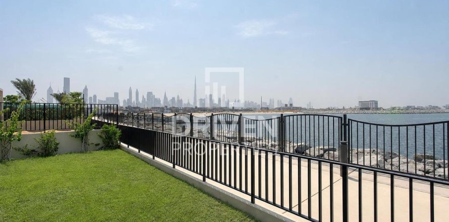 Villa de 4 chambres à Jumeirah, UAE No. 209895
