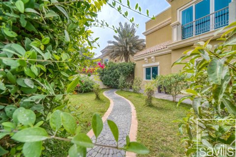 Вилла с 5 спальнями в Dubai Sports City, ОАЭ №136782 3