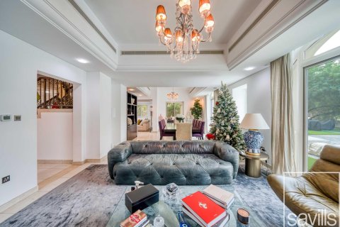 Вилла с 5 спальнями в Dubai Sports City, ОАЭ №136782