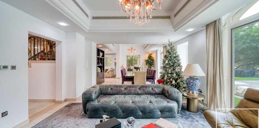 Вилла с 5 спальнями в Dubai Sports City, ОАЭ №136782