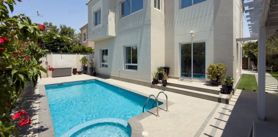 5 bedrooms Villa in Dubai, UAE No. 166061