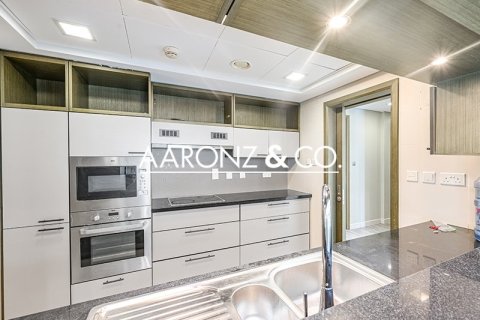 Квартира с 2 спальнями в Даунтаун Дубай (Даунтаун Бурдж Дубай), ОАЭ №145723 16