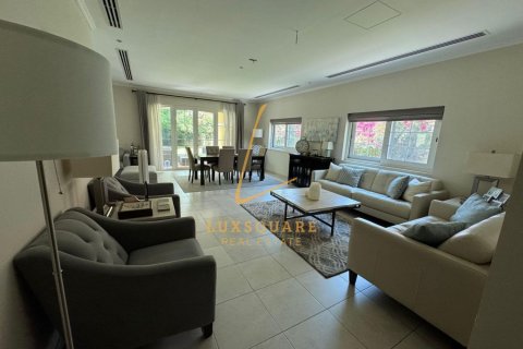 Вилла с 3 спальнями в Jumeirah Park, ОАЭ №164168 3