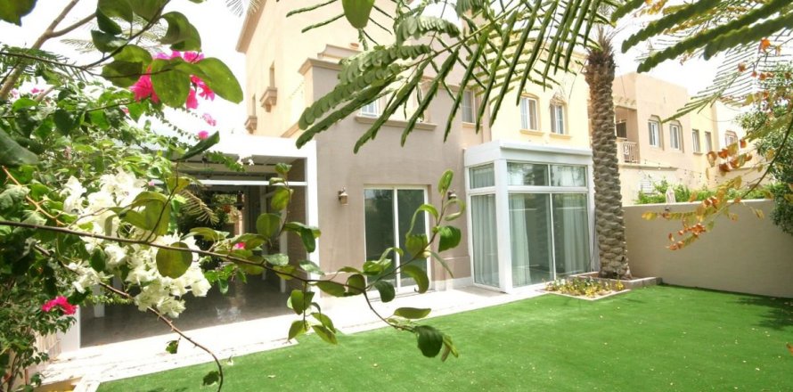Villa de 2 dormitorios en Dubai, UAE No. 166313