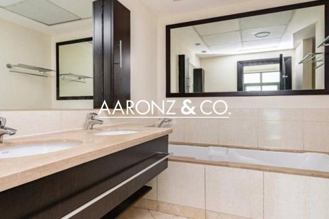 Apartment de 2 dormitorios en The Views, UAE No. 142085 11