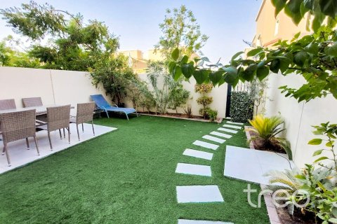 Villa de 3 dormitorios en Dubai, UAE No. 173677