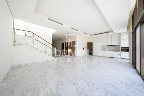 4 bedrooms Villa in District One, UAE No. 191597 3
