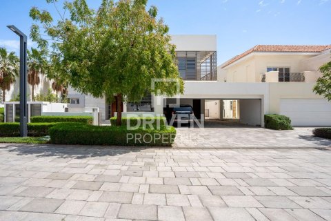 Villa de 5 dormitorios en District One, UAE No. 189962 3
