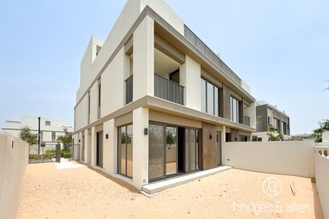 Villa de 4 dormitorios en Dubai, UAE No. 103617 2