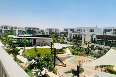 Villa de 4 dormitorios en Dubai, UAE No. 103604 2