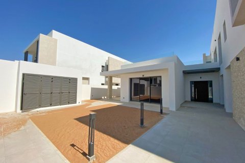 Commercial property de 5 dormitorios en  Yas Acres, UAE No. 79866 3