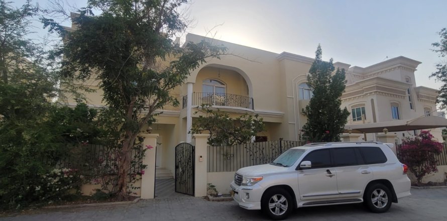 Villa de 4 dormitorios en Al Qurm, Oman No. 66947