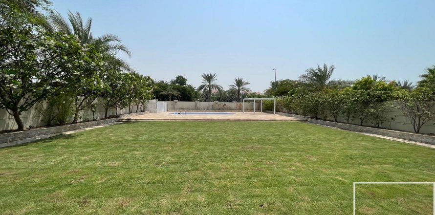 Вилла с 4 спальнями в Jumeirah Park, ОАЭ №194376