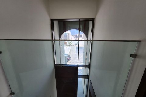Villa de 4 dormitorios en Abu Dhabi, UAE No. 91468 10