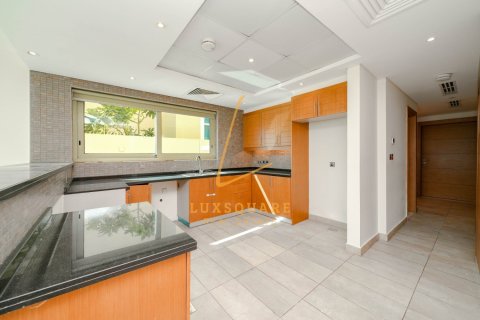 Villa de 4 chambres à Jumeirah Park, UAE No. 208394 6