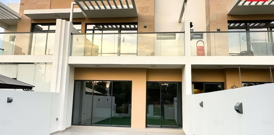 4 bedrooms Townhouse in Dubai, UAE No. 143423