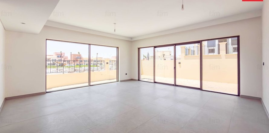 5 bedrooms Townhouse in Dubai, UAE No. 210878