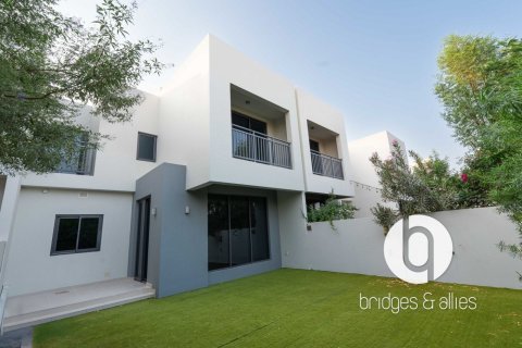 Villa de 3 dormitorios en Dubai Hills Estate, UAE No. 200093