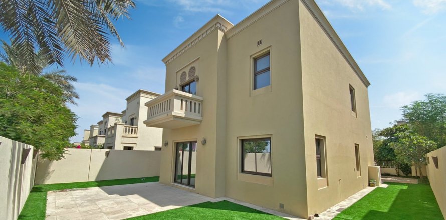 Villa de 4 chambres à Casa, UAE No. 81777