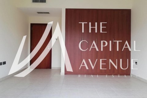 4 bedrooms Villa in Abu Dhabi, UAE No. 136899 9