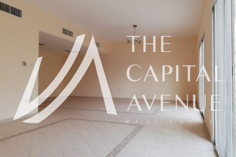 4 bedrooms Villa in Abu Dhabi, UAE No. 136899 3