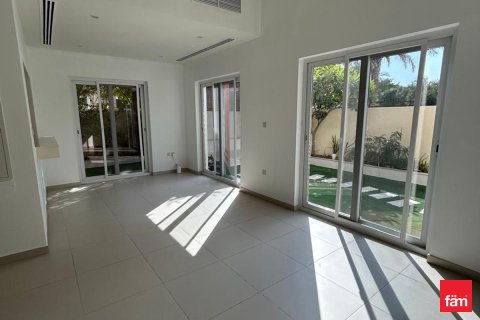 Villa de 4 dormitorios en Dubai, UAE No. 135664 3