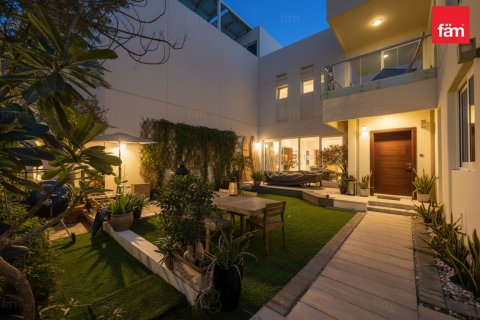4 bedrooms Villa in Dubai, UAE No. 135669