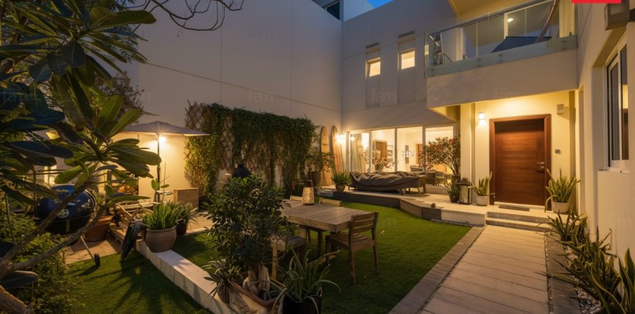 4 bedrooms Villa in Dubai, UAE No. 135669