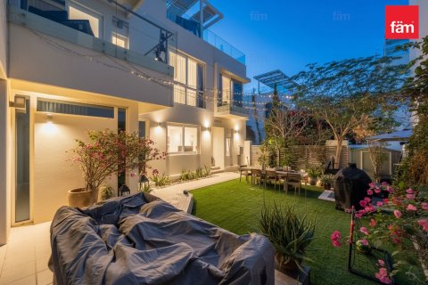 4 bedrooms Villa in Dubai, UAE No. 135669 11