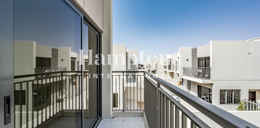 3 bedrooms Villa in Dubai, UAE No. 140685